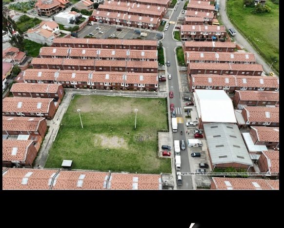 Urbanización consolidada con todos los servicios.